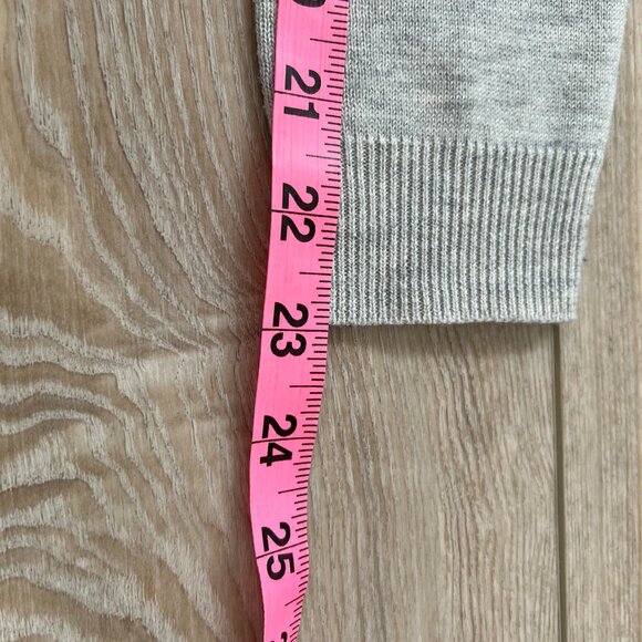 🐚Banana Republic light  grey carding Sz S Details on pocket* V-Neck*  Min… - Picture 8 of 10